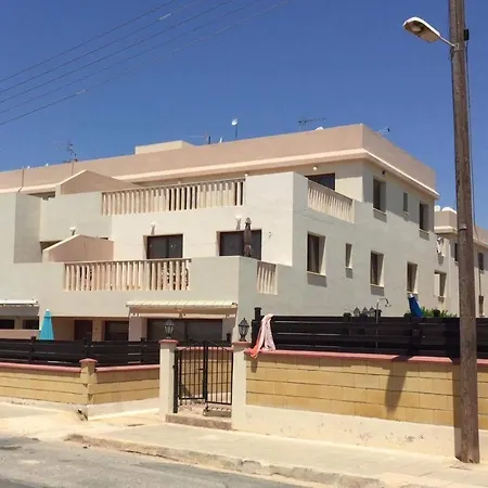Sadie & Robins One Bedroomed Cyprus Apartman *