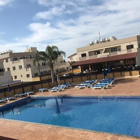Sadie & Robins One Bedroomed Cyprus *